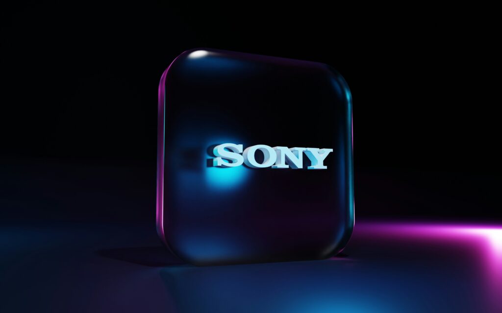 Logo de Sony en tres dimensiones con iluminación azul neón sobre fondo oscuro