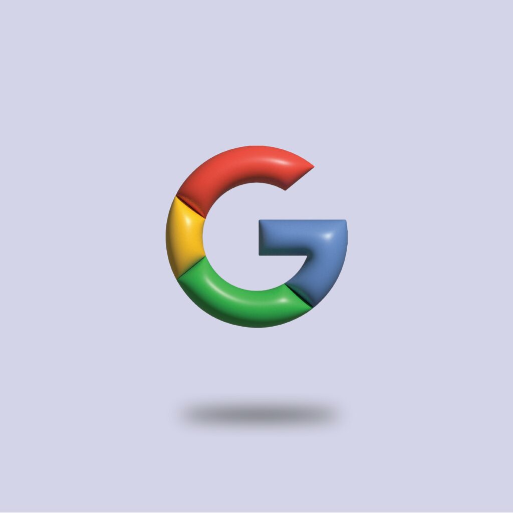 Icono tridimensional del logo de Google en colores rojo, amarillo, verde y azul sobre fondo gris claro