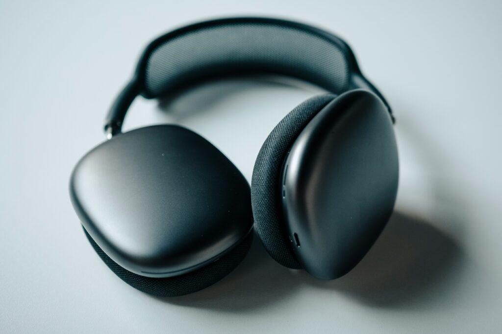 Auriculares Apple AirPods Max en color negro midnight sobre superficie gris clara