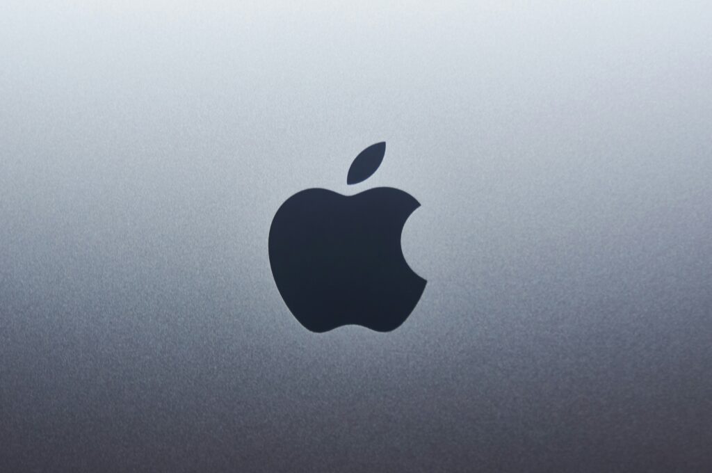 Logo de la manzana de Apple grabado en superficie de aluminio gris espacial