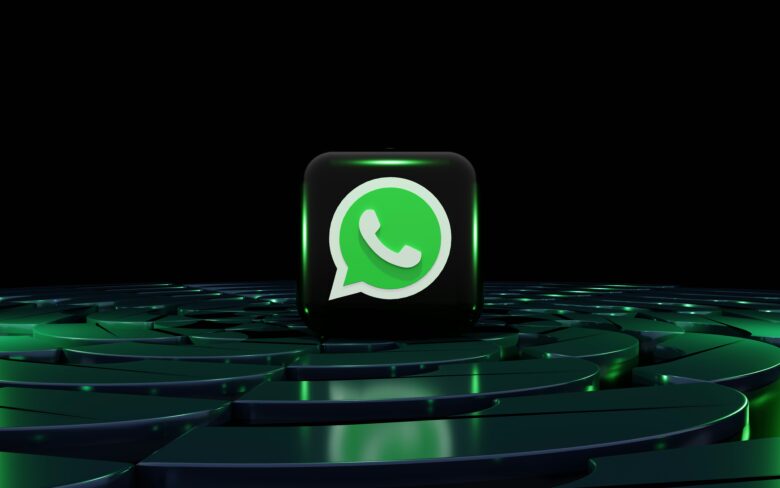Icono 3D de WhatsApp sobre plataforma circular con iluminación verde neón