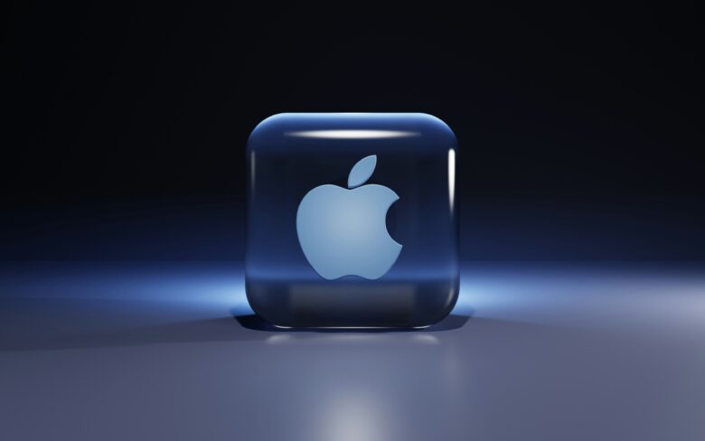 Logo de Apple en cubo de cristal azul oscuro sobre fondo negro